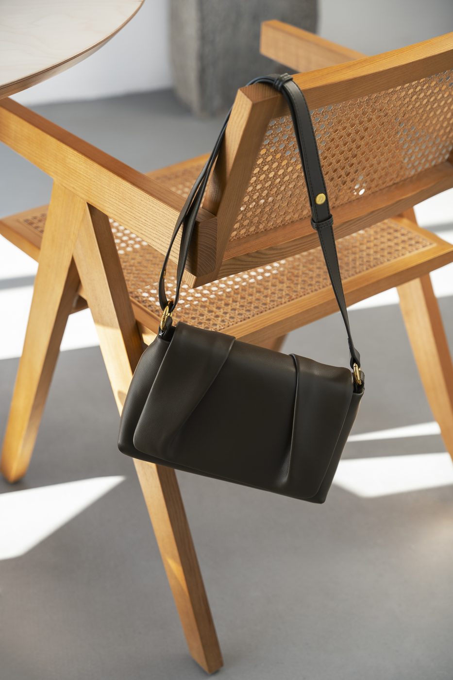 Fotografía de cartera y accesorios de moda con IA — Krea