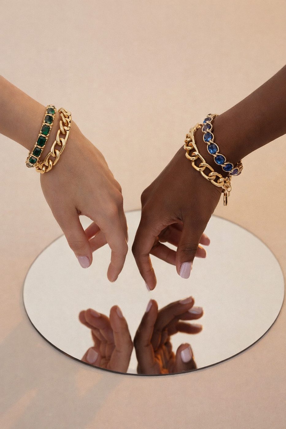 Fotografía de joyería fina pulseras de oro y gemas con IA — Krea