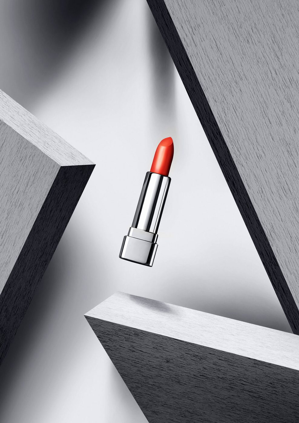 Fotografía de producto cosmético lápiz labial realizada con IA — Krea