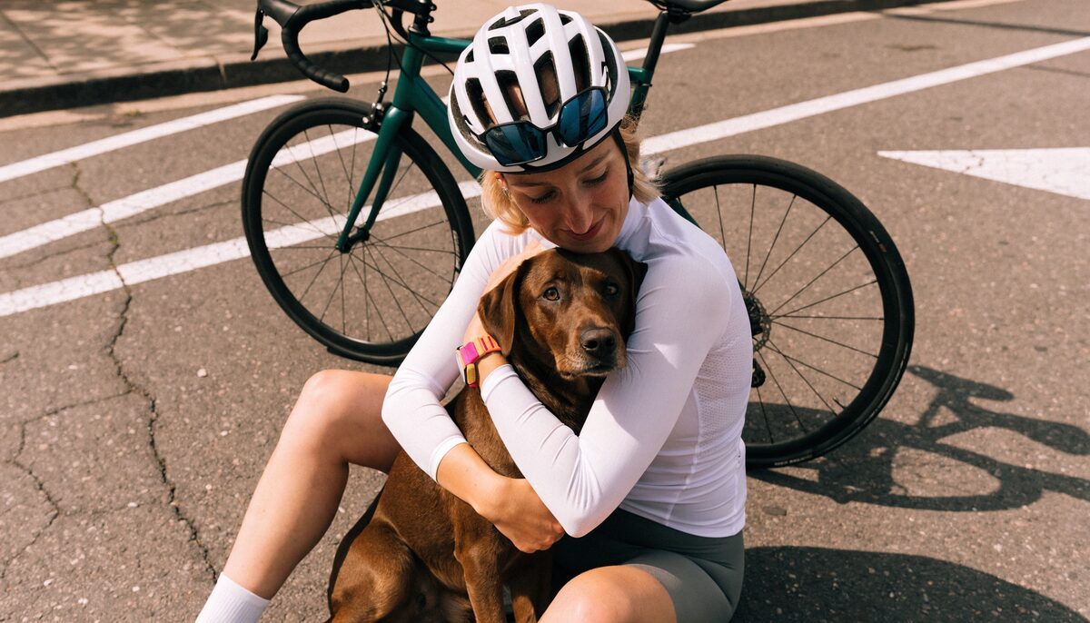Fotografía creativa de ciclista y perro generada con IA — Krea