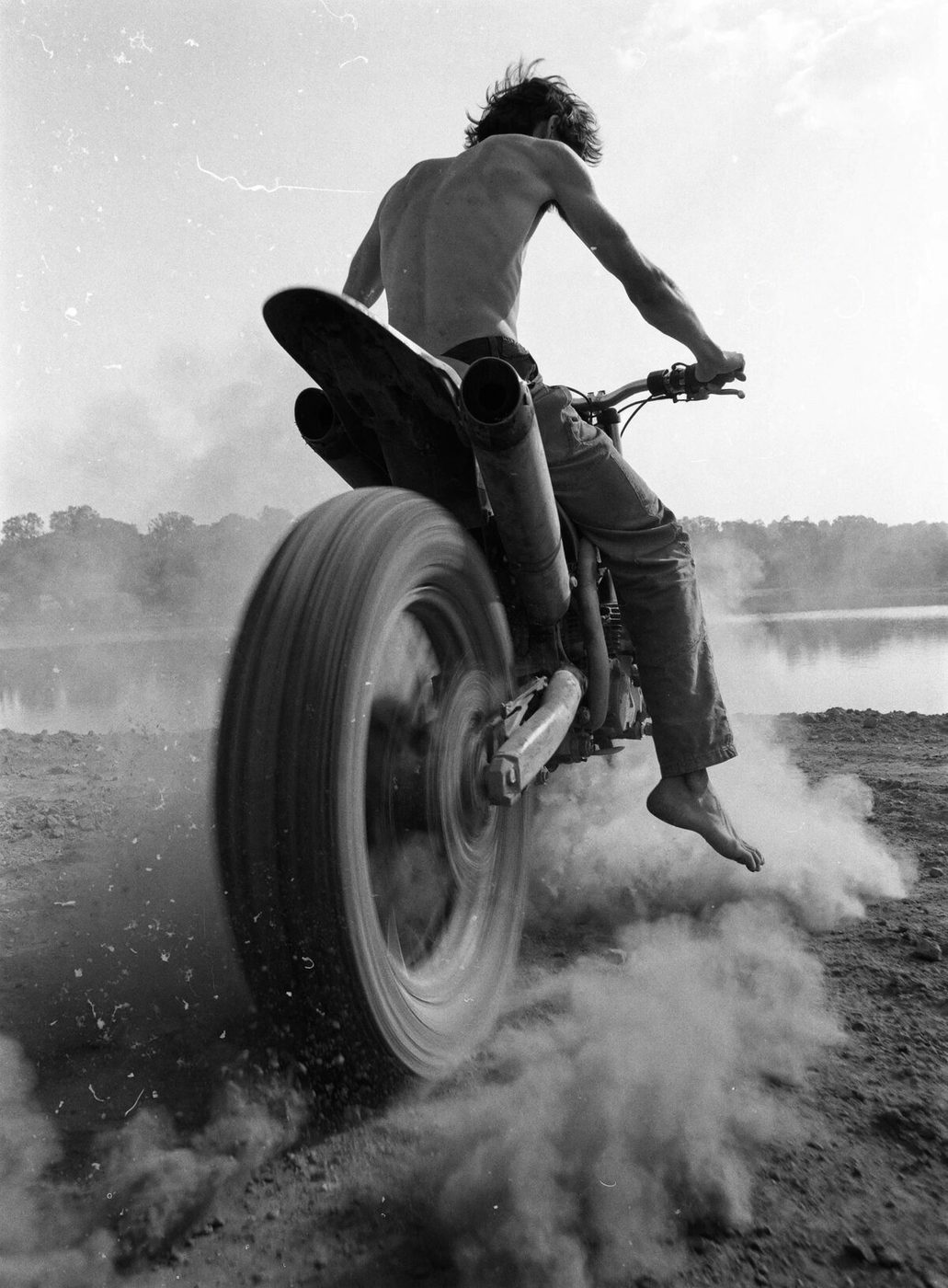 Fotografía artística en blanco y negro de motocicleta con IA — Krea