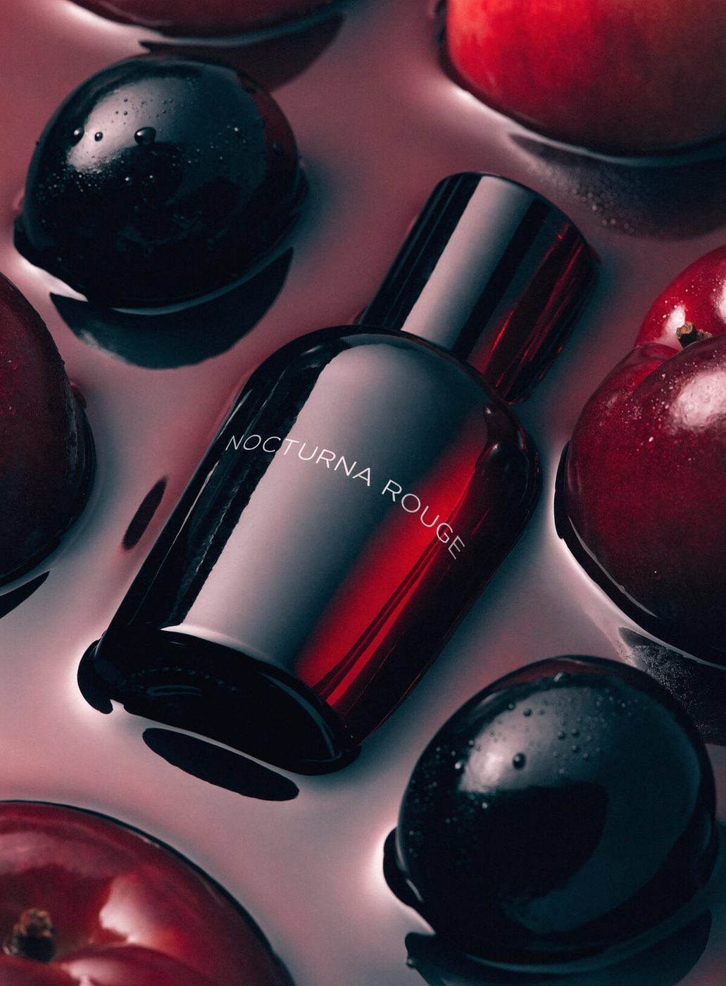 Fotografía publicitaria nocturna de perfume rouge con IA — Krea