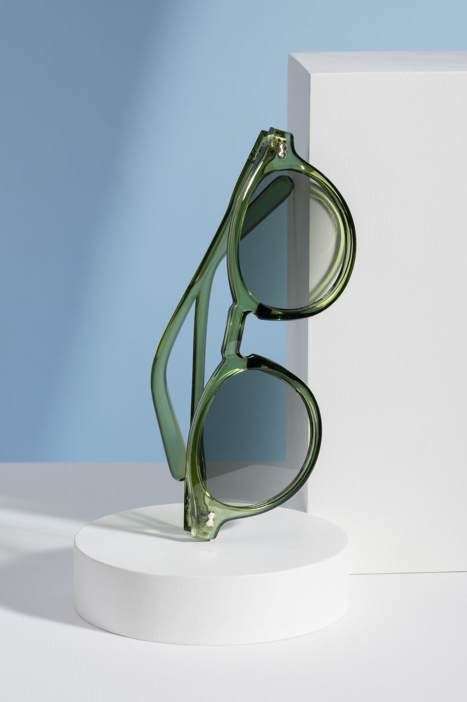 Fotografía de producto lentes de marco redondeado con IA — Krea