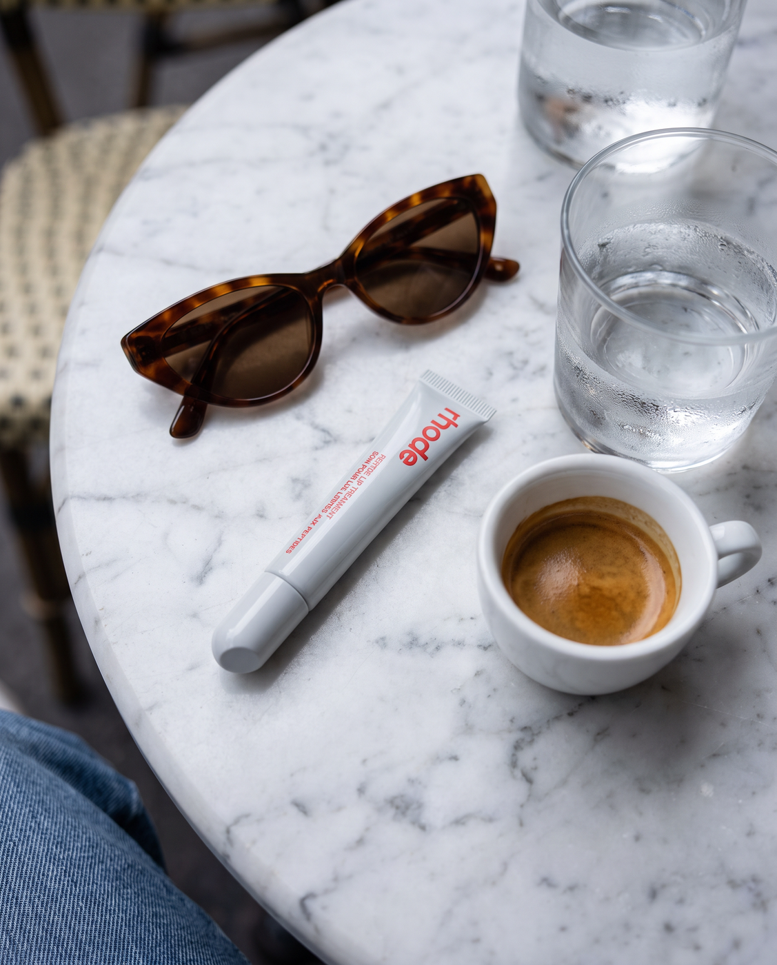 Fotografía plano cenital flatlay de productos estilo de vida con IA — Krea