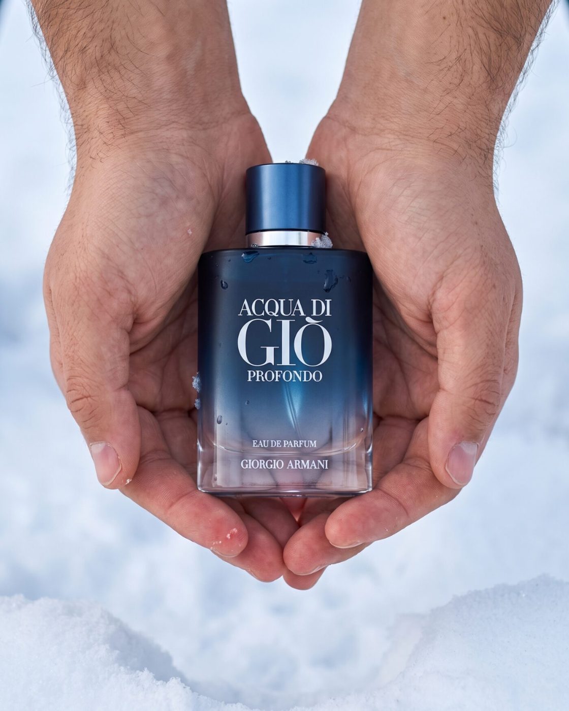 Fotografía de perfume sobre escenario de nieve con IA — Krea