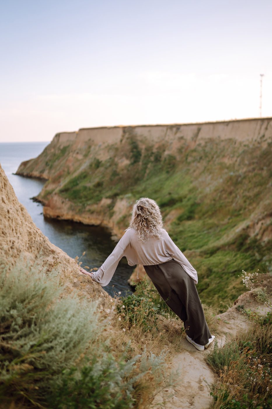 Modelo de moda relajada en la naturaleza creada con IA — Krea